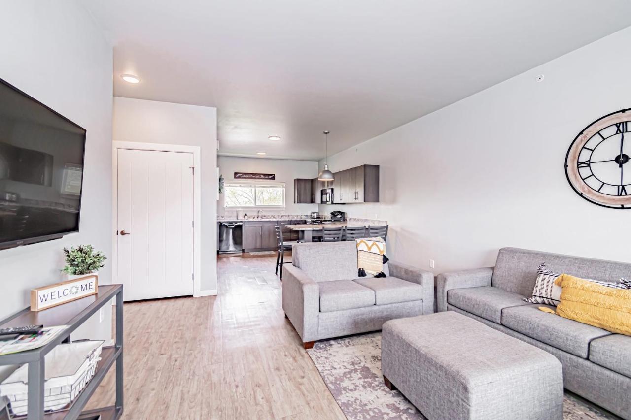 Bringham'S Mill Apartments Perfect For Groups Full Kitchen Gym And Free Parking เร็กซ์เบิร์ก ภายนอก รูปภาพ